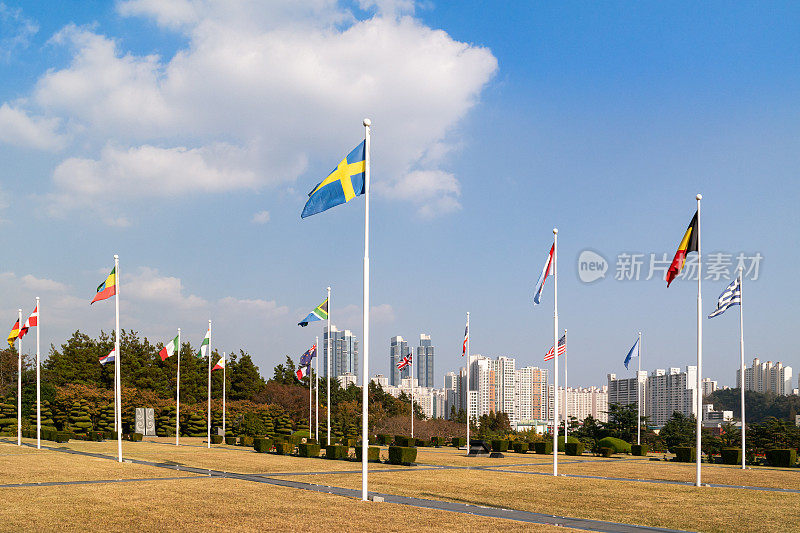 位于韩国釜山的联合国纪念公墓(United Nations Memorial Cemetery)飘扬着参加1950年朝鲜战争的国家的旗帜。